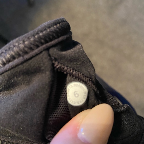 Lululemon bra: black// size 6// removable padding - Picture 3 of 3